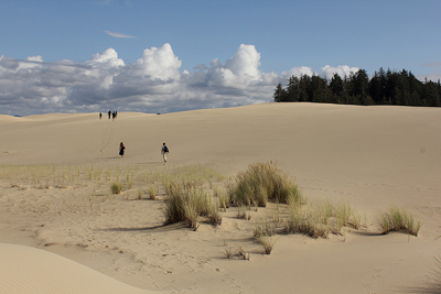 students hike in the Oregon dunes